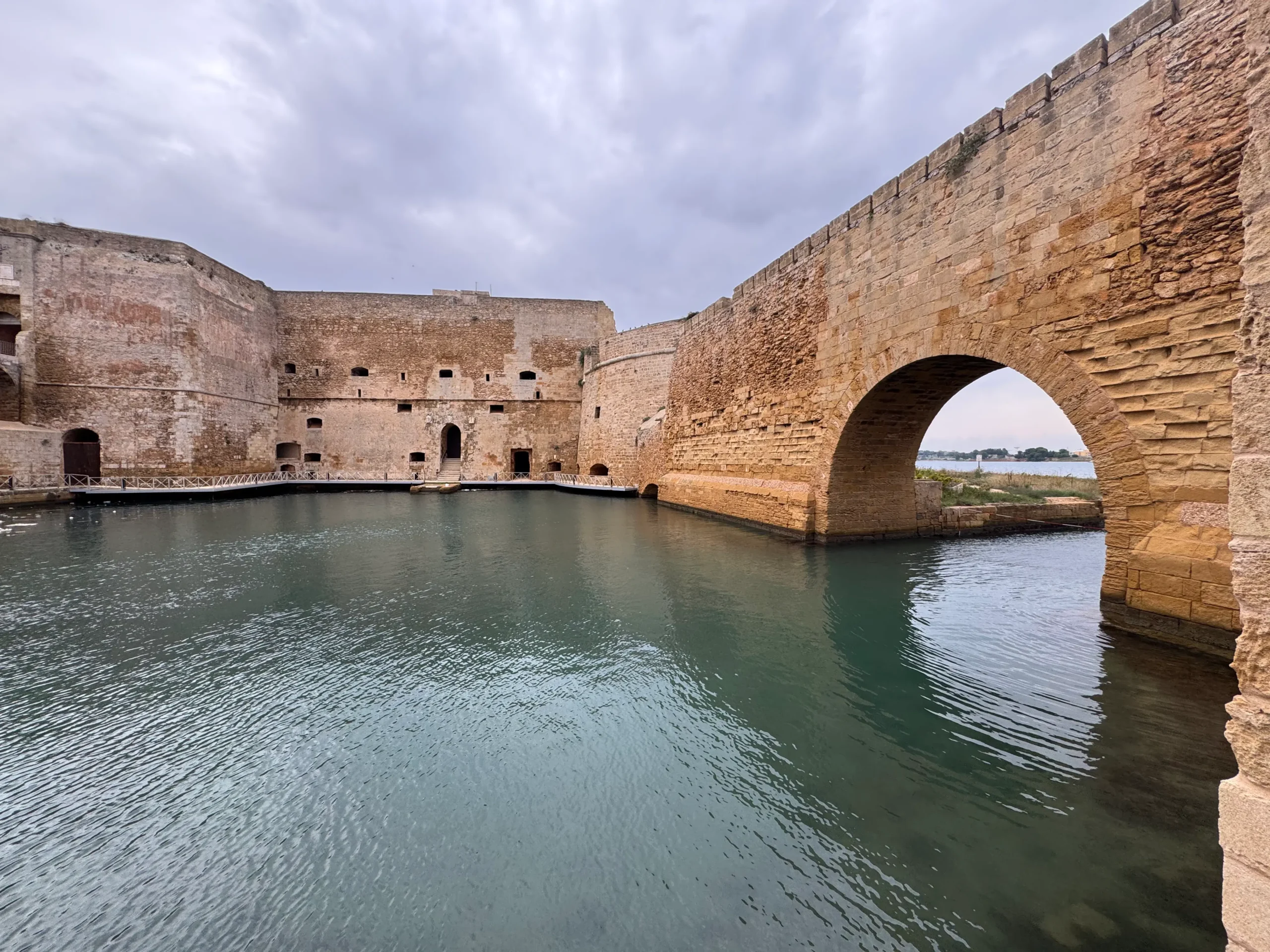 Castello Alfonsino Brindisi Forte a Mare veduta del porticciolo interno