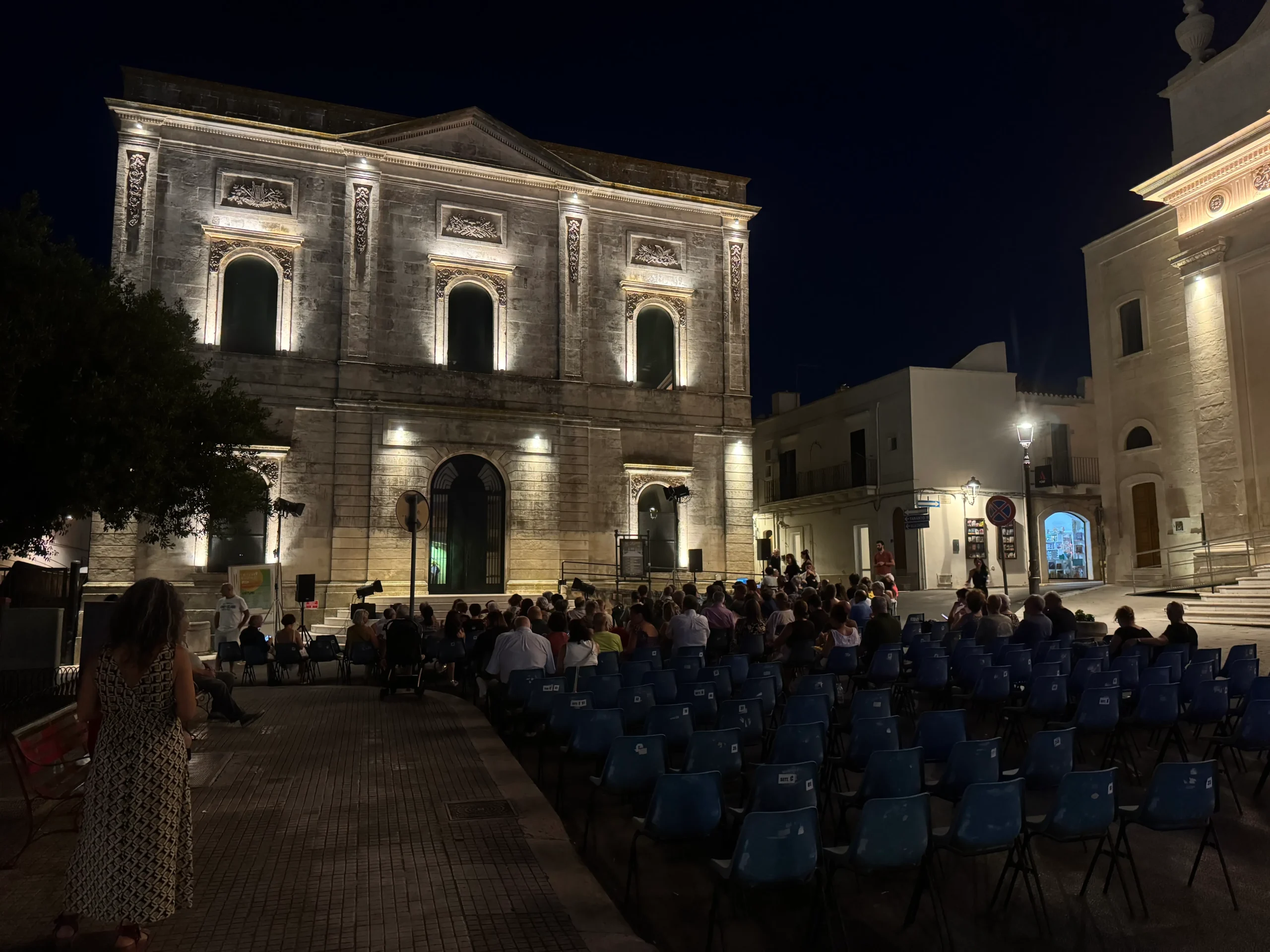 Teatro Comunale di Ceglie Messapica illuminato di sera