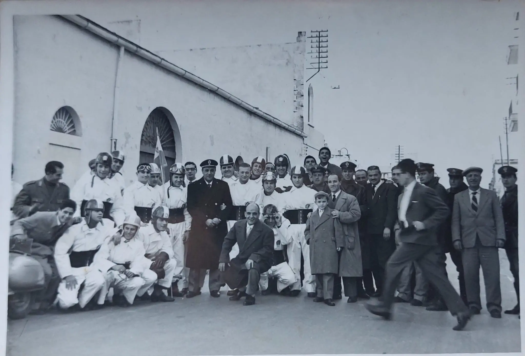Soci del Vespa Club Brindisi in tuta bianca e casco, foto di gruppo anni Cinquanta